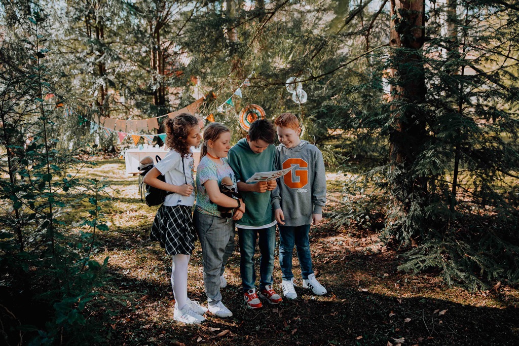 Detektiv-Dachs-Trail-Kindergeburtstag-Wald-unterwegs