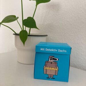DIY Explosions-Geschenkbox für Detektiv-Trail-Gutschein – Kreativ verpackte Abenteuerüberraschung Die Geschenkbox im Detektiv-Design – kompakt und geheimnisvoll. Beim Öffnen entfaltet sich die Box – mit Platz für deinen Gutschein und kleine Überraschungen. Liebevolle Details und Detektiv-Dachs sorgen für ein unvergessliches Auspackerlebnis. Alles, was du brauchst: Ausdrucke, Schere, Kleber – und ein bisschen Bastelspass