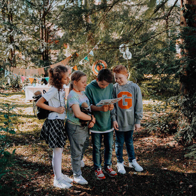 Auf der Suche nach tollen Ideen für den Kindergeburtstag? Unsere Detektiv-Trails und Home-Detektiv-Trails bieten euch die perfekte Mischung aus Spass und Abenteuer, um den Geburtstag unvergesslich zu machen! Die Kinder schlüpfen in die Rolle kleiner Superdetektive und lösen zusammen spannende Rätsel. So wird jeder Kindergeburtstag zu einer aufregenden Schatzsuche! Zudem haben wir in unserem Shop auch eine kleine Auswahl an Geschenken von Detektiv Dachs. Auf dem Detektiv-Trail oder Home Detektiv-Trail sind die Kids draussen an der frischen Luft und können sich mit Ihrer unbändigen Energie richtig austoben. Das gemeinsame Rätsellösen stärkt den Teamgeist und die Kreativität – und das Beste: Am Ende gibt es nur strahlende Gesichter. Darum sind Schatzsuchen und Schnitzeljagden bei Geburtstagen so beliebt! Erlebt, wie die Augen des Geburtstagskindes und der Gäste leuchten, wenn sie ihren Trail erfolgreich lösen.