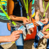 Detektiv-Trails Team-Kit: So wird jede Stadt oder Region zu eurem persönlichen Team-Erlebnis Speziell für Teamevents, Kindergeburtstag, Familienwochenende, etc. haben wir unser Team-Kit entworfen. Was daran so besonders ist? Es sorgt für gesteigerte Motivation, fördert den Teamgeist, garantiert eine einfache Aufgabenverteilung und sorgt für bleibende Erinnerungen. Mit dem Team-Kit erhält der Detektiv-Trail deiner Wahl eine weitere Erlebnis-Dimension und das Zugehörigkeitsgefühl im Team wird gestärkt.