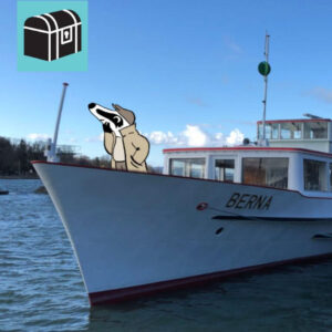 Découvre les Détective-Trails avec Détective Blaireau: Une aventure d’énigme passionnante pour petits et grands. À Bienne, la tournée des énigmes commence à la Schiffländte, et les deux premières énigmes sont résolues sur le bateau. Tu explores la région des Trois-Lacs au pied sud du Jura et profites, en plus des croisières, d’une promenade pittoresque le long du chemin de rive du lac et à travers les vignobles entre Twann et Engelberg-Wingreis. Le Détective-Trail de Bienne offre du plaisir, de l’exercice et des tâches passionnantes – une expérience inoubliable pour les parents, les enfants, les élèves, les grands-parents et tous les autres. Amuse-toi bien lors de ton aventure!