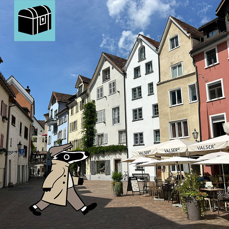 Chur_Startbild_Arcas_Bärenloch_Zschaler_Alpenstadt_Obertor_Pechpfanne_Stadtbrand Erlebe die Detektiv-Trails mit Detektiv Dachs: Ein spannendes Rätselerlebnis für Jung und Alt. Du begibst dich auf eine Entdeckungstour durch die älteste Stadt der Schweiz. Auf deinem Weg kommst du zum lebendigen Arcas Platz, schlenderst durch enge Gassen zur beeindruckenden Kathedrale und entdeckst das geschichtsträchtige Haus Zschaler. Auf deiner Spurensuche findest du heraus wer der Ein- und Ausbrecher-König von Chur war. Unterwegs erfährst du zudem Spannendes über das geheimnisvolle Bärenloch und über Jörg Jenatsch – bei beiden bleibt die ganze Geschichte ein Geheimnis.  Der Detektiv-Trail Chur bietet dir eine faszinierende Mischung aus Geschichte, Kultur und Rätselspass. Ein Abenteuer voller Bewegung, kniffliger Aufgaben und spannender Geschichten – perfekt für Familien, Kinder, Schulklassen, Grosseltern und alle, die Spass am Entdecken haben. Viel Vergnügen auf deinem Abenteuer!