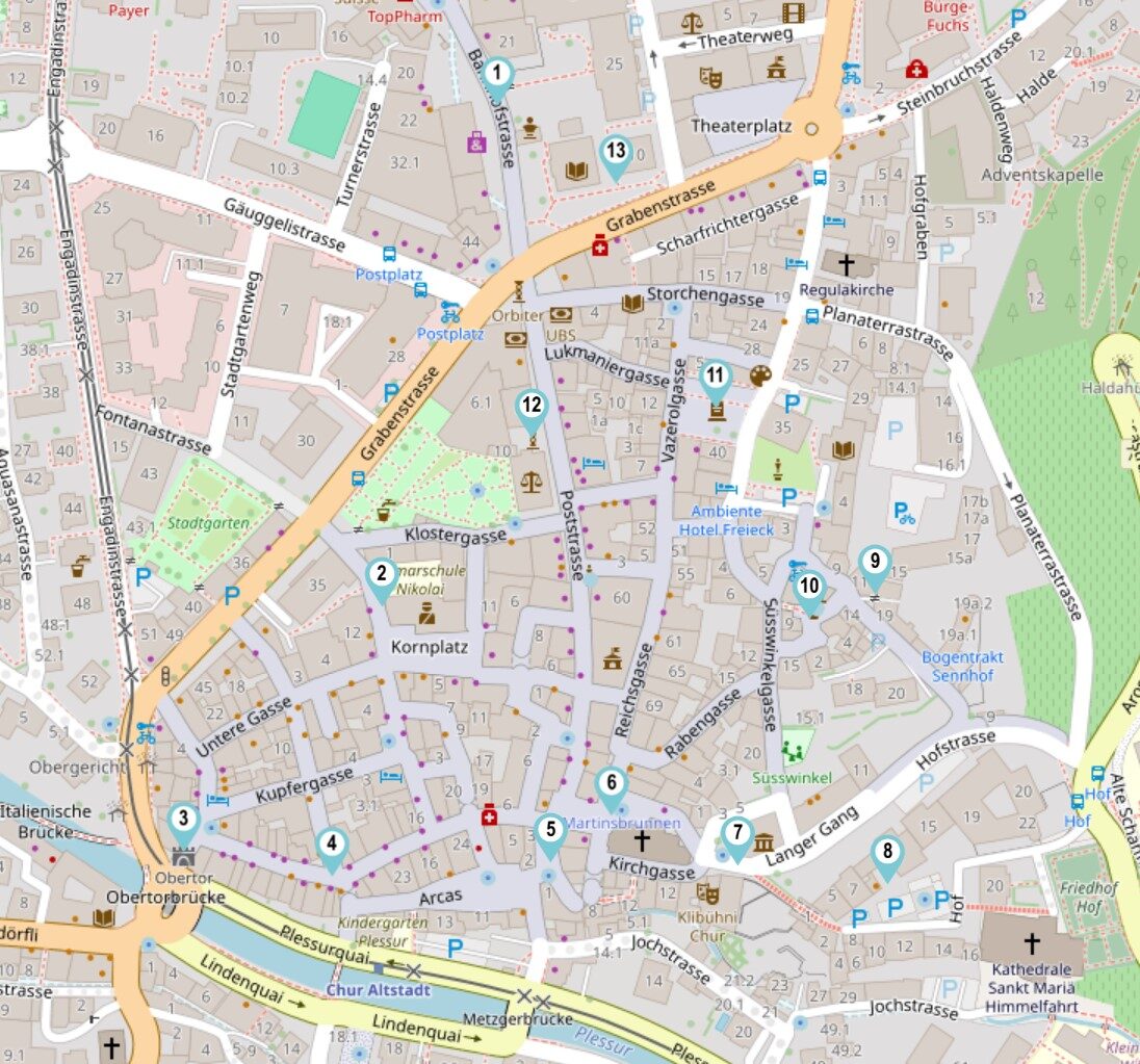 chur-detektiv-trail-karte Erlebe die Detektiv-Trails mit Detektiv Dachs: Ein spannendes Rätselerlebnis für Jung und Alt. Du begibst dich auf eine Entdeckungstour durch die älteste Stadt der Schweiz. Auf deinem Weg kommst du zum lebendigen Arcas Platz, schlenderst durch enge Gassen zur beeindruckenden Kathedrale und entdeckst das geschichtsträchtige Haus Zschaler. Auf deiner Spurensuche findest du heraus wer der Ein- und Ausbrecher-König von Chur war. Unterwegs erfährst du zudem Spannendes über das geheimnisvolle Bärenloch und über Jörg Jenatsch – bei beiden bleibt die ganze Geschichte ein Geheimnis.  Der Detektiv-Trail Chur bietet dir eine faszinierende Mischung aus Geschichte, Kultur und Rätselspass. Ein Abenteuer voller Bewegung, kniffliger Aufgaben und spannender Geschichten – perfekt für Familien, Kinder, Schulklassen, Grosseltern und alle, die Spass am Entdecken haben. Viel Vergnügen auf deinem Abenteuer!