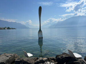 Erlebe die Detektiv-Trails mit Detektiv Dachs: Ein spannendes Rätselerlebnis für Jung und Alt. Du begibst dich auf eine Entdeckungstour durch Vevey, die Perle der Schweizer Riviera, mitten im weltbekannten Weinbaugebiet Lavaux. Der Trail führt dich entlang der idyllischen Promenade des Genfersees mit herrlichem Blick auf Wasser und Berge. Unterwegs erfährst du Spannendes über die Geschichte von Nestlé, die ihren Sitz in Vevey hat, und über die Erfinder der berühmten Gala-Peter-Schokolade. Du kommst an interessanten Museen vorbei und entdeckst eine Gabel im See, eines der bekanntesten Wahrzeichen der Stadt. Die abwechslungsreiche Route verbindet Genuss, Wissen und Rätselspass auf unterhaltsame Weise und lässt dich Vevey von seiner charmantesten Seite erleben. Der Detektiv-Trail Vevey bietet eine harmonische Mischung aus Rätsellösen, Bewegung und Kulturgenuss. Perfekt eingebettet in die traumhafte Kulisse der Schweizer Riviera. Perfekt für Familien, Kinder, Schulklassen, Grosseltern und alle, die gerne draussen unterwegs sind. Viel Vergnügen auf deinem Rätselabenteuer!