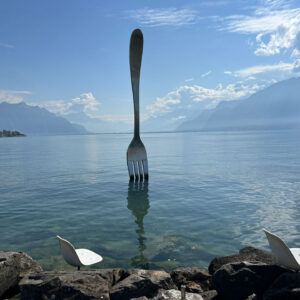 Erlebe die Detektiv-Trails mit Detektiv Dachs: Ein spannendes Rätselerlebnis für Jung und Alt. Du begibst dich auf eine Entdeckungstour durch Vevey, die Perle der Schweizer Riviera, mitten im weltbekannten Weinbaugebiet Lavaux. Der Trail führt dich entlang der idyllischen Promenade des Genfersees mit herrlichem Blick auf Wasser und Berge. Unterwegs erfährst du Spannendes über die Geschichte von Nestlé, die ihren Sitz in Vevey hat, und über die Erfinder der berühmten Gala-Peter-Schokolade. Du kommst an interessanten Museen vorbei und entdeckst eine Gabel im See, eines der bekanntesten Wahrzeichen der Stadt. Die abwechslungsreiche Route verbindet Genuss, Wissen und Rätselspass auf unterhaltsame Weise und lässt dich Vevey von seiner charmantesten Seite erleben. Der Detektiv-Trail Vevey bietet eine harmonische Mischung aus Rätsellösen, Bewegung und Kulturgenuss. Perfekt eingebettet in die traumhafte Kulisse der Schweizer Riviera. Perfekt für Familien, Kinder, Schulklassen, Grosseltern und alle, die gerne draussen unterwegs sind. Viel Vergnügen auf deinem Rätselabenteuer!