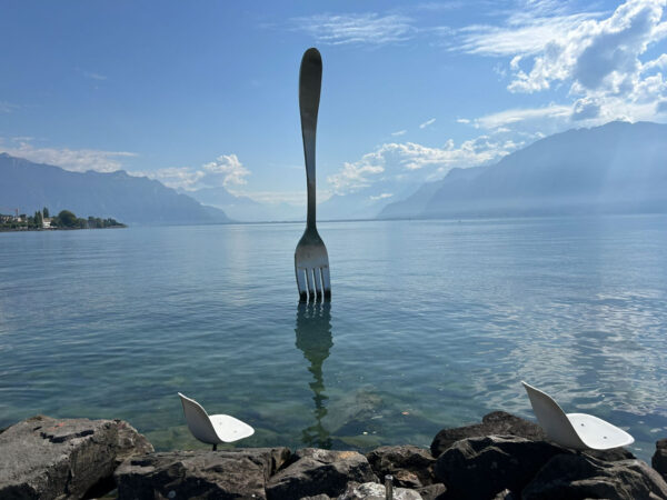 Découvre les Détective-Trails avec Détective Blaireau : une aventure d’énigmes passionnante pour petits et grands. Pars pour une exploration de Vevey, la perle de la Riviera suisse, au cœur du célèbre vignoble du Lavaux. Le trail te conduit le long de la magnifique promenade du lac Léman, avec une vue splendide sur l’eau et les montagnes. En chemin, tu découvriras l’histoire captivante de Nestlé, dont le siège se trouve à Vevey, ainsi que celle des inventeurs du célèbre chocolat Gala-Peter. Tu passeras devant des musées intéressants et apercevras une fourchette géante plantée dans le lac – l’un des symboles les plus emblématiques de la ville. L’itinéraire varié allie plaisir, découvertes et résolution d’énigmes de manière ludique et te permet de découvrir Vevey sous son aspect le plus charmant. Le Détective-Trail Vevey offre un mélange harmonieux d’énigmes, de mouvement et de culture – parfaitement intégré dans le décor enchanteur de la Riviera suisse. Idéal pour les familles, les enfants, les classes scolaires, les grands-parents et tous ceux qui aiment être en plein air. Amuse-toi bien lors de ton aventure d’enquête !