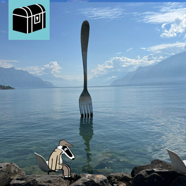 Découvre les Détective-Trails avec Détective Blaireau : une aventure d’énigmes passionnante pour petits et grands. Pars pour une exploration de Vevey, la perle de la Riviera suisse, au cœur du célèbre vignoble du Lavaux. Le trail te conduit le long de la magnifique promenade du lac Léman, avec une vue splendide sur l’eau et les montagnes. En chemin, tu découvriras l’histoire captivante de Nestlé, dont le siège se trouve à Vevey, ainsi que celle des inventeurs du célèbre chocolat Gala-Peter. Tu passeras devant des musées intéressants et apercevras une fourchette géante plantée dans le lac – l’un des symboles les plus emblématiques de la ville. L’itinéraire varié allie plaisir, découvertes et résolution d’énigmes de manière ludique et te permet de découvrir Vevey sous son aspect le plus charmant. Le Détective-Trail Vevey offre un mélange harmonieux d’énigmes, de mouvement et de culture – parfaitement intégré dans le décor enchanteur de la Riviera suisse. Idéal pour les familles, les enfants, les classes scolaires, les grands-parents et tous ceux qui aiment être en plein air. Amuse-toi bien lors de ton aventure d’enquête !