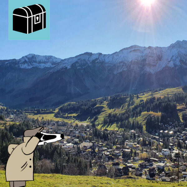 Découvre les Détective-Trails avec Détective Blaireau : une aventure d’énigmes passionnante pour petits et grands. Pars pour une exploration de Sörenberg, au cœur du site du patrimoine mondial de l’UNESCO de la Biosphère d’Entlebuch. Le trail te conduit à travers un fascinant paysage de tourbières, au pied de l’imposant Brienzer Rothorn et de la majestueuse Schrattenfluh. En chemin, tu découvriras la nature unique de cette région, résoudras des énigmes captivantes et profiteras de l’air pur des montagnes dans un décor alpin impressionnant. L’itinéraire varié allie nature, mouvement et plaisir de résoudre des énigmes de manière ludique et te permet de découvrir l’Entlebuch sous son aspect le plus authentique et le plus magnifique. Le Détective-Trail Sörenberg offre un mélange harmonieux d’énigmes, de mouvement et de nature. Idéal pour les familles, les enfants, les classes scolaires, les grands-parents et tous ceux qui aiment être en plein air. Amuse-toi bien lors de ton aventure d’enquête !