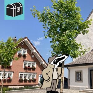 Erlebe die Detektiv-Trails mit Detektiv Dachs: Ein spannendes Rätselerlebnis für Jung und Alt. Du begibst dich auf eine Entdeckungstour durch Hemberg im Toggenburg. Der Trail startet im Dorfzentrum und führt dich vorbei an blühenden Obstgärten, traditionellen Häusern und herrlichen Aussichtspunkten mit Blick auf das beeindruckende Alpsteinmassiv. Unterwegs lernst du Spannendes über die Geschichte der Handstickerei und Weberei, die das Dorf einst prägten, und erlebst Natur pur beim Trial in der Umgebung von Hemberg. Die abwechslungsreiche Route verbindet Rätselspass, Handwerkskunst und beeindruckende Landschaft. Der Detektiv-Trail Hemberg bietet eine spannende Mischung aus Rätsellösen, Naturerlebnis und Kulturgenuss. Perfekt für Familien, Kinder, Schulklassen, Grosseltern und alle, die gerne draussen unterwegs sind. Viel Vergnügen auf deinem Rätselabenteuer!
