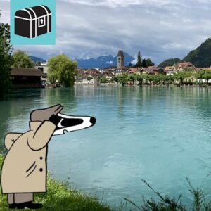 Erlebe die Detektiv-Trails mit Detektiv Dachs: Ein spannendes Rätselerlebnis für Jung und Alt. Du begibst dich auf eine Entdeckungstour durch Interlaken im Berner Oberland. Der Trail startet führt dich entlang der Höhenmatte mit ihrem eindrucksvollen Panorama auf den Harder Kulm sowie die majestätischen Gipfel von Eiger, Mönch und Jungfrau. Du siehst den idyllischen japanischen Garten und läufts entlang der türkisblauen Aare, wo du das einzigartige Zusammenspiel von Stadt, Wasser und Bergen hautnah erlebst. Unterwegs lernst du Spannendes über die Geschichte Interlakens und seine Bedeutung als Tor zur Jungfrau-Region. Wenn du magst, kannst du kurz nach dem Start einen Abstecher zum Alpenwildpark machen und dort einheimische Tiere wie Steinböcke und Murmeltiere beobachten. Danach führt dich der Trail weiter bis nach Unterseen, wo dich historische Gassen und gemütliche Plätze erwarten. Der Detektiv-Trail Interlaken bietet eine abwechslungsreiche Mischung aus Rätsellösen, Naturerlebnis und Entdeckergeist, umgeben von einer atemberaubenden Bergkulisse. Perfekt für Familien, Kinder, Schulklassen, Grosseltern und alle, die gerne draussen unterwegs sind. Viel Vergnügen auf deinem Rätselabenteuer!