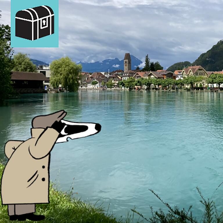 detektiv-trail-interlaken-eiger-mönch-jungfrau-harder-aare-unterseen-wildpark-höhenmatte Erlebe die Detektiv-Trails mit Detektiv Dachs: Ein spannendes Rätselerlebnis für Jung und Alt. Du begibst dich auf eine Entdeckungstour durch Interlaken im Berner Oberland. Der Trail startet führt dich entlang der Höhenmatte mit ihrem eindrucksvollen Panorama auf den Harder Kulm sowie die majestätischen Gipfel von Eiger, Mönch und Jungfrau. Du siehst den idyllischen japanischen Garten und läufts entlang der türkisblauen Aare, wo du das einzigartige Zusammenspiel von Stadt, Wasser und Bergen hautnah erlebst. Unterwegs lernst du Spannendes über die Geschichte Interlakens und seine Bedeutung als Tor zur Jungfrau-Region. Wenn du magst, kannst du kurz nach dem Start einen Abstecher zum Alpenwildpark machen und dort einheimische Tiere wie Steinböcke und Murmeltiere beobachten. Danach führt dich der Trail weiter bis nach Unterseen, wo dich historische Gassen und gemütliche Plätze erwarten. Der Detektiv-Trail Interlaken bietet eine abwechslungsreiche Mischung aus Rätsellösen, Naturerlebnis und Entdeckergeist, umgeben von einer atemberaubenden Bergkulisse. Perfekt für Familien, Kinder, Schulklassen, Grosseltern und alle, die gerne draussen unterwegs sind. Viel Vergnügen auf deinem Rätselabenteuer!