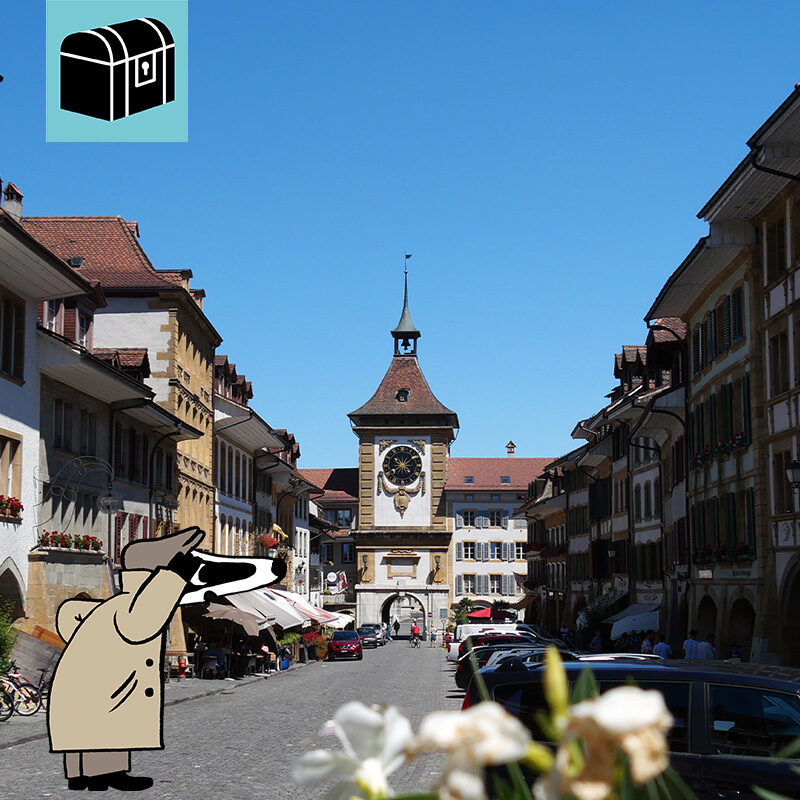 Erlebe die Detektiv-Trails mit Detektiv Dachs: Ein spannendes Rätselerlebnis für Jung und Alt. Du begibst dich auf eine Entdeckungstour durch Murten, die charmante Stadt am gleichnamigen See. Der Trail führt dich entlang der historischen Ringmauer, vorbei am imposanten Berntor und entlang der Seepromenade bis zur Pantschau, mit herrlichem Blick auf den Mont-Vully. Unterwegs entdeckst du das Schloss Murten, erfährst Spannendes über die Fest Solennität und kannst am Ende sogar den bekannten Nidelkuchen geniessen. Die abwechslungsreiche Route verbindet Geschichte, Rätselspass und Genuss auf unterhaltsame Weise und lässt dich Murten von seiner schönsten Seite erleben. Der Detektiv-Trail Murten bietet eine harmonische Mischung aus Rätsellösen, Bewegung und Kulturgenuss. Perfekt für Familien, Kinder, Schulklassen, Grosseltern und alle, die gerne draussen unterwegs sind. Viel Vergnügen auf deinem Rätselabenteuer!