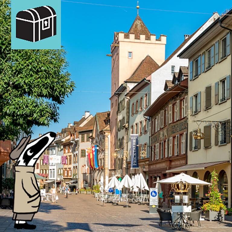 detektiv-trail-rheinfelden-glockenspiel-storchennestturm-zähringerstadt-brauerei Erlebe die Detektiv-Trails mit Detektiv Dachs: Ein spannendes Rätselerlebnis für Jung und Alt. Du begibst dich auf eine Entdeckungstour durch Rheinfelden, die älteste Zähringerstadt der Schweiz. Der Trail beginnt im historischen Stadtzentrum und endet ebenfalls dort. Unterwegs lernst du spannende Ecken der Altstadt kennen und erfährst mehr über das Rathaus, das Glockenspiel im Rumpel sowie den markanten Storchennestturm. Auch das Maskottchen der Stadt, die Geiss, begegnet dir auf deinem Weg. Immer wieder öffnet sich der Blick auf den Rhein. Er ist  besonders bekannt für das beliebte Rheinschwimmen im Sommer. Natürlich kommst du auch an den traditionsreichen Brauereien vorbei, für die Rheinfelden über die Landesgrenzen hinaus bekannt ist. Der Detektiv-Trail Rheinfelden verbindet spannende Rätsel mit Geschichte, Stadtleben und Rheinromantik. Perfekt für Familien, Kinder, Schulklassen, Grosseltern und alle, die Freude am Entdecken haben. Viel Vergnügen auf deinem Rätselabenteuer!