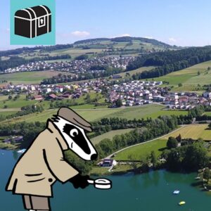 Erlebe die Detektiv-Trails mit Detektiv Dachs: Ein spannendes Rätselerlebnis für Jung und Alt. Du begibst dich auf eine Entdeckungstour durch Schenkon in der wunderschönen Region Innerschweiz. Der Trail führt dich auf den in die Natur bis zum idyllischen Sempachersee. Unterwegs hast du herrliche Ausblicke auf Wasser, Wiesen und Berge. Du entdeckst spannende Kunst im Kreisel, geniesst die Ruhe der Natur und kommst sogar an einem kleinen, gepflegten Weinberg vorbei. Die abwechslungsreiche Route verbindet Natur, Kultur und Rätselspass auf unterhaltsame Weise. Immer wieder eröffnen sich dir neue Perspektiven auf den See und die umliegende Landschaft, während du knifflige Aufgaben löst und Schenkon aus einer ganz neuen Sicht kennenlernst. Der Detektiv-Trail Schenkon bietet eine harmonische Mischung aus Rätsellösen, Bewegung und Naturgenuss perfekt eingebettet in die malerische Kulisse des Sempachersees. Perfekt für Familien, Kinder, Schulklassen, Grosseltern und alle, die gerne draussen unterwegs sind. Viel Vergnügen auf deinem Rätselabenteuer!