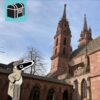 Erlebe die Detektiv-Trails mit Detektiv Dachs: Ein spannendes Rätselerlebnis für Jung und Alt. Tauche ein in die geheimnisvolle Welt der Basler Altstadt – ein Ort voller Geschichte, Charme und überraschender Entdeckungen. Mit Detektiv Dachs an deiner Seite erkundest du die schönsten Ecken der Stadt und löst spannende Rätsel auf deinem Weg durch enge Gassen und über geschichtsträchtige Plätze. Der Detektiv-Trail Basel Altstadt führt dich vorbei am beeindruckenden Rathaus, zum majestätischen Basler Münster und zum sagenumwobenen Käppelijoch. Du entdeckst das kleinste Museum der Stadt – das Hoosesagg-Museum – und schlenderst durch die malerischen Gassen der Altstadt. Ein besonderes Highlight erwartet dich im Gerbergässlein, wo du die kreative „Wall of Fame“ bestaunen kannst. Und am Ende kannst du die feinen Basler Läckerli probieren. Der Detektiv-Trail Basel Altstadt verbindet Spiel, Bewegung und knifflige Aufgaben. Ein unvergessliches Erlebnis für Familien, Schulklassen, Grosseltern mit Enkeln und alle neugierigen Entdecker:innen. Viel Spass auf deinem Abenteuer durch das Herz von Basel!