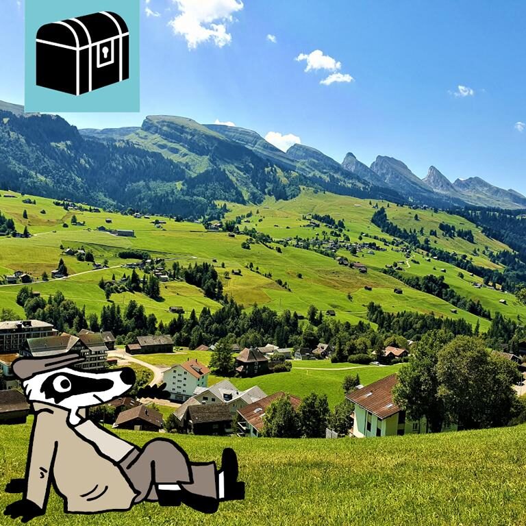 Erlebe die Detektiv-Trails mit Detektiv Dachs: Ein spannendes Rätselerlebnis für Jung und Alt. Du begibst dich auf eine Entdeckungstour durch Wildhaus im wunderschönen Toggenburg. Der Trail führt dich vorbei an der beeindruckenden Skisprungschanze, durch idyllische Naturpfade und hin zu Orten mit atemberaubendem Blick auf den Säntis und die markanten Churfirsten. Unterwegs kannst du dein Geschick bei der Minigolfanlage testen, spannende Rätsel lösen und die vielseitige Landschaft des Toggenburgs geniessen. Die abwechslungsreiche Route verbindet Bewegung, Rätselspass und Naturerlebnis auf unterhaltsame Weise und bietet immer wieder neue Perspektiven auf die imposante Bergwelt. Der Detektiv-Trail Wildhaus bietet eine harmonische Mischung aus Rätsellösen, Bewegung und Naturgenuss. Perfekt für Familien, Kinder, Schulklassen, Grosseltern und alle, die gerne draussen unterwegs sind. Viel Vergnügen auf deinem Rätselabenteuer!