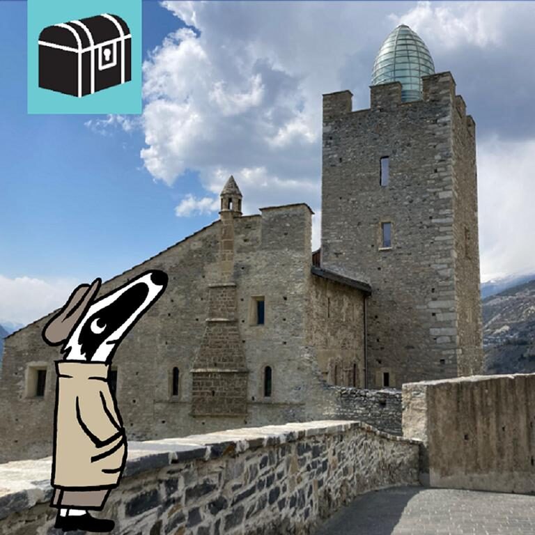 detektiv-trail-startbild-leuk-oberwallis-illgraben-pfyn-finges-mumie-bischofschloss-mario-botta Erlebe die Detektiv-Trails mit Detektiv Dachs: Ein spannendes Rätselerlebnis für Jung und Alt. Du begibst dich auf eine spannende Entdeckungstour durch Leuk im Oberwallis, eine Stadt voller Geschichte und faszinierender Sehenswürdigkeiten. Der Trail führt dich von unten in Susten vorbei an der idyllisch gelegenen Ringackerkapelle und bietet dir eindrucksvolle Ausblicke auf den Naturpark Pfyn-Finges. Du lernst den wilden Illgraben kennen, einen der aktivsten Wildbäche der Alpen, und entdeckst in der Kirche von Leuk die geheimnisvolle Mumie und die beeindruckende Schädelwand. Weiter geht es zum historischen Rathaus und schliesslich zum imposanten Bischofsschloss, das mit seiner von Mario Botta entworfenen Glaskuppel moderne Architektur und Geschichte auf eindrucksvolle Weise verbindet. Die Route bietet eine spannende Mischung aus Natur, Kultur und Rätselspass und lässt dich Leuk von seiner geheimnisvollen und zugleich charmanten Seite erleben. Der Detektiv-Trail Leuk verbindet spannende Rätsel mit Bewegung, Wissen und einzigartigen Einblicken in die Geschichte des Oberwallis – perfekt für Familien, Kinder, Schulklassen, Grosseltern und alle, die gerne draussen unterwegs sind. Viel Vergnügen auf deinem Rätselabenteuer!