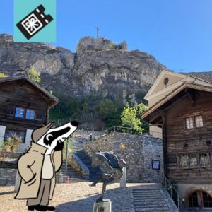 Erlebe die Detektiv-Trails mit Detektiv Dachs: Ein spannendes Rätselerlebnis für Jung und Alt. Du begibst dich auf eine abwechslungsreiche Entdeckungstour von Raron nach Niedergesteln im Herzen des Wallis. Der Trail führt dich vom Rilkedorf Raron mit seiner eindrücklichen Felsenkirche und in Niedergesteln über den historischen Ritterweg bis zur imposanten Ritterburg. Unterwegs entdeckst du typische Walliser Stadeln, wanderst durch malerische Gassen und erfährst Spannendes über die Geschichte und Kultur der Region Lötschberg, welche für die Suonen oder auch die Südrampe bekannt ist. Ein besonderes Highlight ist die wildromantische Jolibachschlucht, die mit ihrer natürlichen Schönheit beeindruckt und zum Staunen einlädt. Die Route bietet eine gelungene Kombination aus Geschichte, Natur und Rätselspass und macht den Trail zu einem unvergesslichen Erlebnis für Gross und Klein. Der Detektiv-Trail Raron–Niedergesteln verbindet spannende Rätsel mit Bewegung, Kultur und Naturerlebnis – perfekt für Familien, Kinder, Schulklassen, Grosseltern und alle, die gerne draussen unterwegs sind. Viel Vergnügen auf deinem Rätselabenteuer!