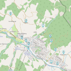 Erlebe die Detektiv-Trails mit Detektiv Dachs: Ein spannendes Rätselerlebnis für Jung und Alt. Du begibst dich auf eine Entdeckungstour durch Sörenberg, mitten im UNESCO-Welterbe der Entlebucher Biosphäre. Der Trail führt dich durch eine faszinierende Moorlandschaft am Fusse des imposanten Brienzer Rothorns und der markanten Schrattenfluh. Unterwegs lernst du die einzigartige Natur dieser Region kennen, entdeckst spannende Rätsel und geniesst die frische Bergluft inmitten einer eindrücklichen Alpenkulisse. Die abwechslungsreiche Route verbindet Natur, Bewegung und Rätselspass auf unterhaltsame Weise und lässt dich das Entlebuch von seiner ursprünglichen und schönsten Seite erleben. Der Detektiv-Trail Sörenberg bietet eine harmonische Mischung aus Rätsellösen, Bewegung und Naturgenuss. Perfekt für Familien, Kinder, Schulklassen, Grosseltern und alle, die gerne draussen unterwegs sind. Viel Vergnügen auf deinem Rätselabenteuer!