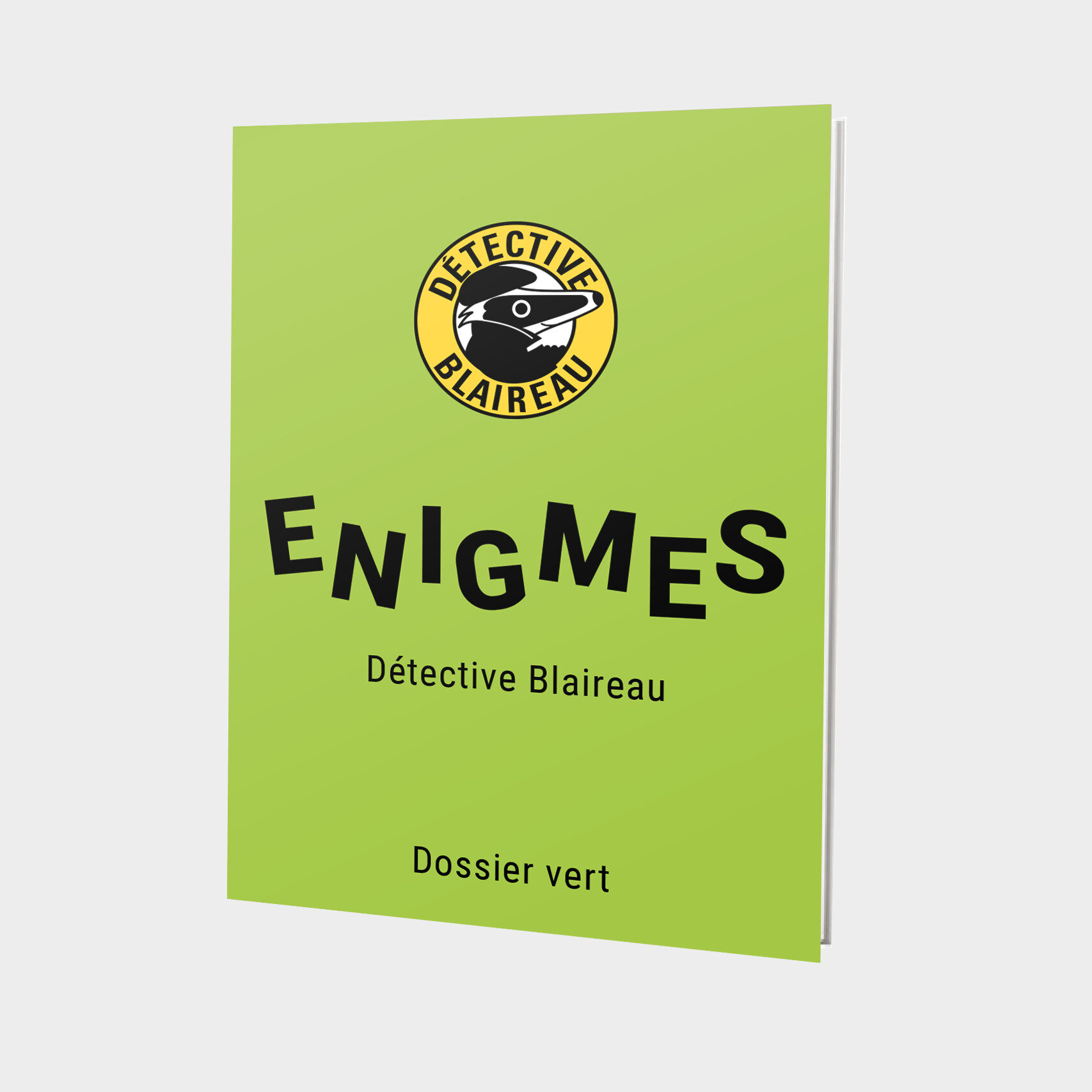 Cahier d’énigmes Détective Blaireau – Dossier vert clair Des énigmes passionnantes pour enfants et adultes Âge : 7+ Découvrez le cahier d’énigmes Détective Blaireau – Dossier vert clair, le livre de jeux idéal pour les enfants et les adultes ! Avec 16 pages divertissantes remplies de défis créatifs, ce cahier d’énigmes est parfait pour des moments captivants à la maison ou en voyage. Que ce soit comme petit cadeau pour un anniversaire d’enfant ou comme prix lors d’un parcours de détective à la maison, ce cahier garantit beaucoup de plaisir et de divertissement ! Le cahier d’énigmes Détective Blaireau n°1 contient une collection variée de jeux et d’énigmes, notamment : Mots mêlés : trouve les mots cachés dans une grille de lettres mélangées. Sudoku : le classique pour entraîner le cerveau et la concentration. Labyrinthe : résous des énigmes passionnantes en trouvant ton chemin à travers des labyrinthes complexes. Mots croisés : retrouve les mots dans ce jeu classique. Coloriage : rends l’image colorée et créative. Énigmes de détective : laisse-toi surprendre ! Ce cahier d’énigmes est aussi un excellent choix pour un anniversaire d’enfant ! Si tu cherches d’autres idées pour un anniversaire Détective Blaireau inoubliable, visite notre page dédiée aux anniversaires Détective Blaireau. Réserve notre pack anniversaire unique, comprenant un parcours de détective passionnant dans le lieu de ton choix ou un parcours de détective à domicile. L’aventure parfaite pour tous les jeunes détectives ! Format : A5 (L 148 mm × H 210 mm) Auteurs : SB Switzerland AG / Küng Verlags AG Illustration : Rahel Messerli / Küng Verlags AG