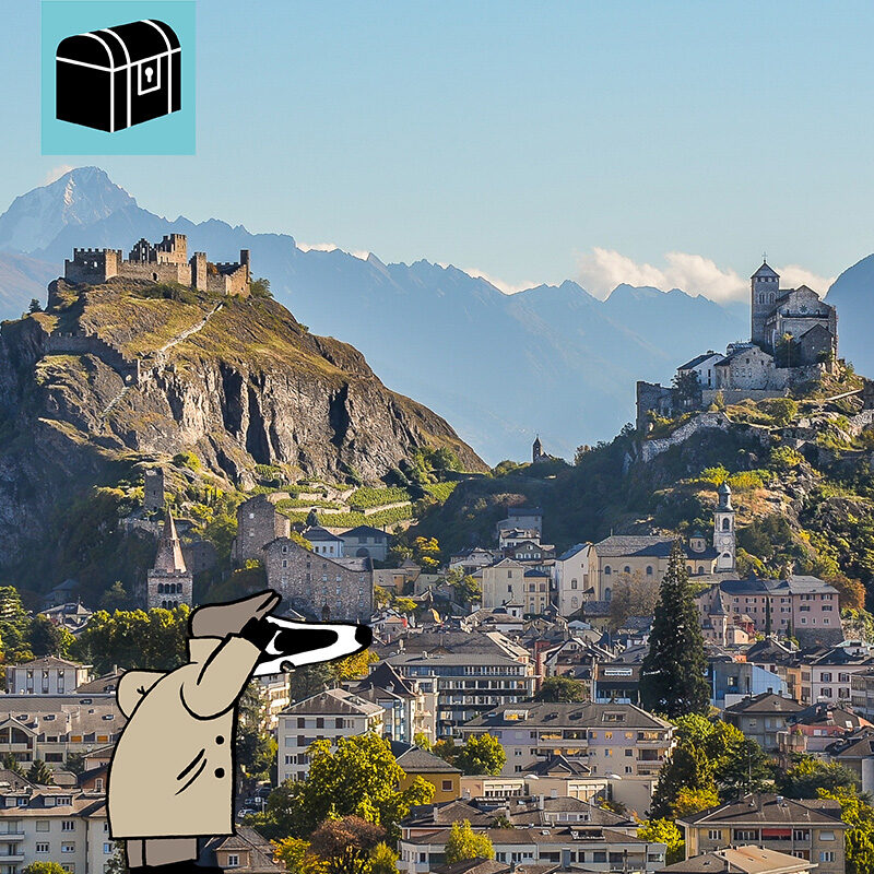 Dein Abenteuer in Sion mit Detektiv Dachs: Rätselspass in der sonnigsten Stadt der Schweiz  Begib dich gemeinsam mit Detektiv Dachs auf eine faszinierende Spurensuche durch Sion (Sitten), die Hauptstadt des Kantons Wallis und eine der ältesten Städte der Schweiz. In der sonnigsten Region des Landes erwartet dich ein Abenteuer, das Geschichte und das unvergleichliche Panorama der Alpen perfekt miteinander verbindet. Dein Weg führt dich durch die charmante Altstadt, wo du zwischen mittelalterlichen Mauern und modernen Begegnungszonen wie der Rue des Remparts knifflige Rätsel löst.  Deine Entdeckungstour führt dich gleich zu Beginn zu einem archäologischen Schatz. Du besuchst die beeindruckende Grabeskirche von Sous-le-Scex und erfährst, warum Sion bereits vor über 7'000 Jahren ein bedeutender Ort war. Auf deinem Weg durch die verwinkelten Gassen begegnest du dem Schutzpatron Bischof Theodul und bewunderst das prächtige Rathaus mit seiner astronomischen Uhr, unter dem verborgen der Fluss Sionne fliesst und kannst auch immer wieder einen Blicke auf die markanten Hügel Tourbillon und Valère werfen. Die Route hält für kleine und grosse Ermittler spannende Highlights bereit: Du erfährst mehr über die prachtvolle Renaissance-Decke im Maison Supersaxo, lüftest das Geheimnis um den Pakt mit dem Teufel am legendären Teufelshaus und erfährst im Schatten des düsteren Hexenturms, welche Rolle dieser einst als Gefängnis spielte. Auch die Steinzeit wird lebendig, wenn du die monumentalen Dolmen (Grabsteinplatten) der Nekropole Petit-Chasseur untersuchst oder auf dem geschichtsträchtigen Place de la Planta nach Hinweisen suchst.  Der Detektiv-Trail in Sion bietet die ideale Kombination aus gesunder Bewegung an der frischen Luft und kultureller Entdeckung. Es ist das perfekte Ausflugsziel im Wallis für Familien mit Kindern, Schulklassen, Grosseltern mit ihren Enkeln und alle, die Lust auf eine spielerische Schnitzeljagd haben.  Geniesse die Walliser Gastfreundschaft, lass dich vom Duft der Reben verzaubern und werde zum Meisterdetektiv in Sion. Kombiniere die Hinweise geschickt, löse die Beobachtungsaufgaben und finde den richtigen Code für die Schatztruhe. Dein grosses Rätselabenteuer im Herzen des Wallis wartet auf dich! 