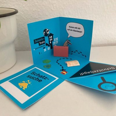 DIY Explosions-Geschenkbox für Detektiv-Trail-Gutschein – Kreativ verpackte Abenteuerüberraschung Die Geschenkbox im Detektiv-Design – kompakt und geheimnisvoll. Beim Öffnen entfaltet sich die Box – mit Platz für deinen Gutschein und kleine Überraschungen. Liebevolle Details und Detektiv-Dachs sorgen für ein unvergessliches Auspackerlebnis. Alles, was du brauchst: Ausdrucke, Schere, Kleber – und ein bisschen Bastelspass