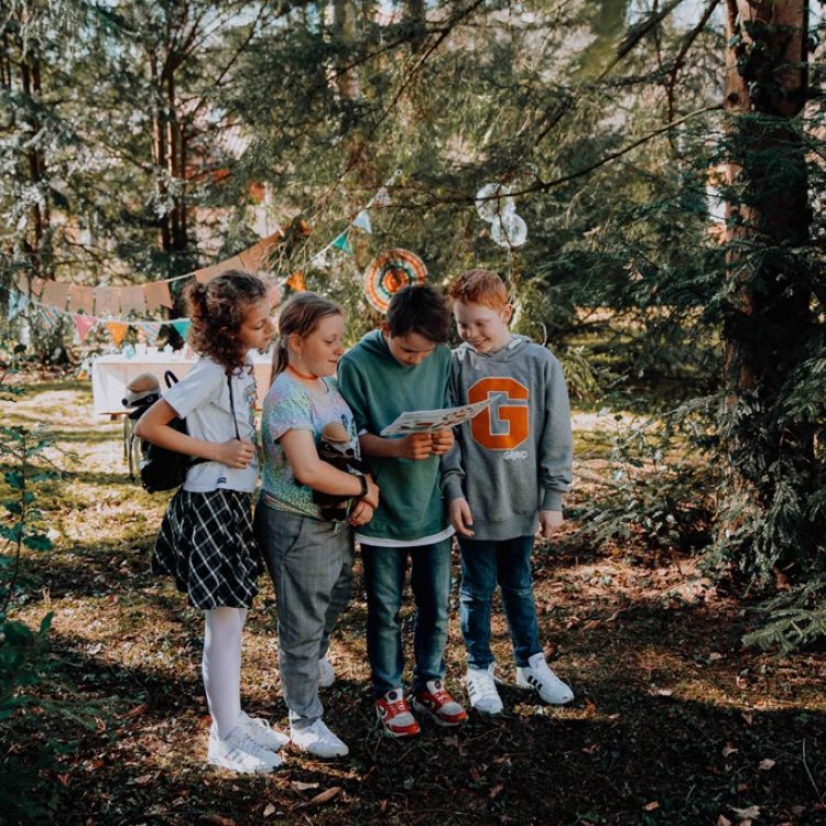 Detektiv-Dachs-Trail-Kindergeburtstag-Wald-unterwegs